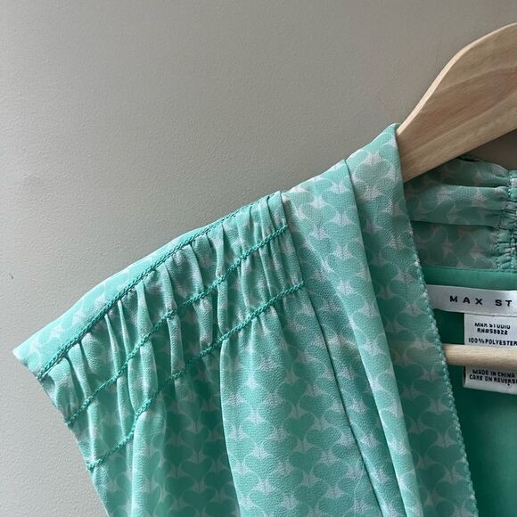 Max Studio cute heat print elastic waist top.  Size L - Picture 2 of 6